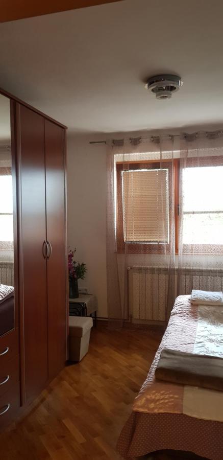 Apartman Sa Garazom I Internetom SJJ Exterior foto
